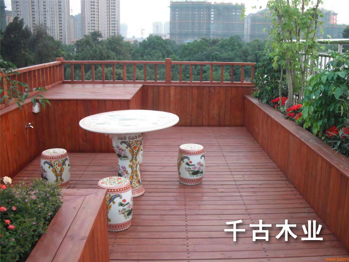 防腐木花园地板铺设